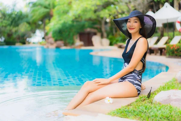 Güzel Asyalı Genç Kadınların Portresi Mutlu Bir Gülümseme Yüzme Havuzunda — Stok fotoğraf