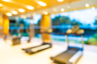 Özet olarak, arka plan için fitness ekipmanlarıyla iç mekan.