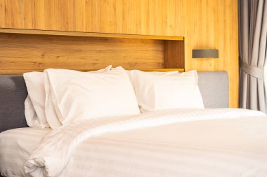 Yatak odasının iç tarafındaki yastıkta lamba var.