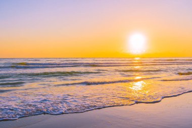 Günbatımlı ya da gün doğumlu güzel tropikal doğa deniz okyanusu