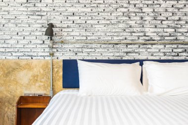 Yatak odasının iç tarafındaki yastıkta lamba var.