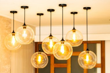 Güzel elektrikli tavan lambası dekorasyonu oda içi