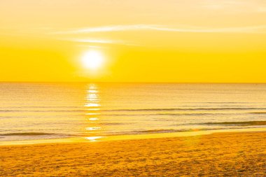 Günbatımında ya da gün doğumunda seyahat için güzel tropikal doğa deniz okyanusu