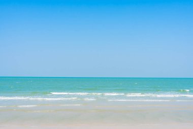 Plaj denizinin güzel tropikal doğası Mavi gökyüzü seyahat tatili için