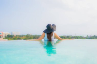 Güzel bir Asyalı kadın portresi. Mutlu bir gülümseme. Otelde yüzme havuzunda rahatla.