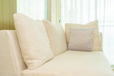 Kanepe dekorasyonunda rahat bir yastık. Oturma odasının iç tarafında lamba var.