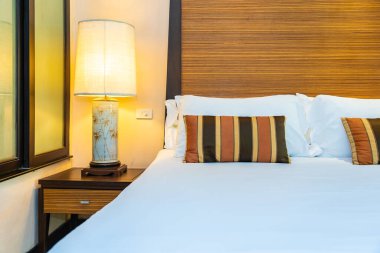 Yatak odasının iç dekorasyonunda beyaz rahat yastık.