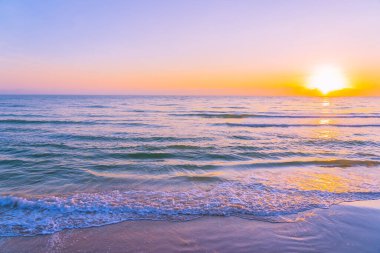 Günbatımlı ya da gün doğumlu güzel tropikal doğa deniz okyanusu