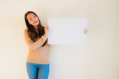 Güzel Asyalı genç kadınların portresi boş beyaz kart ve fotokopi alanı gösteriyor.