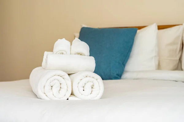 卧室室内装饰用洁白的浴巾 — 图库照片
