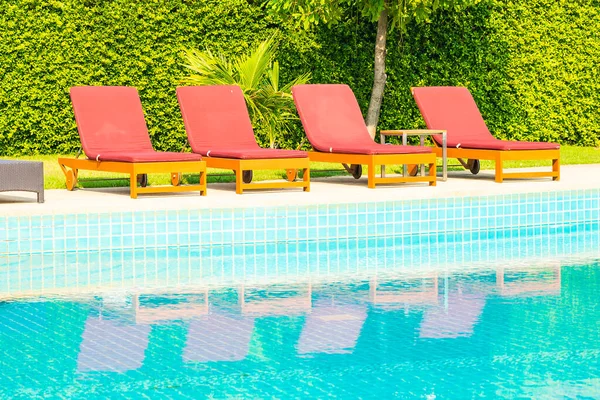 Otel Tatil Beldesinde Yüzme Havuzunun Etrafında Güzel Boş Bir Sandalye — Stok fotoğraf