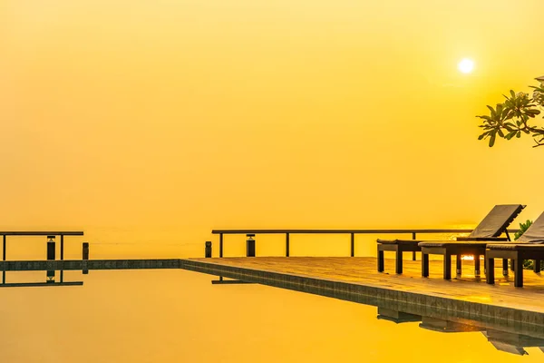 Hermoso Amanecer Alrededor Con Sombrilla Silla Piscina Aire Libre Para —  Fotos de Stock