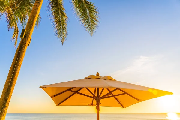 Gyönyörű Trópusi Természet Esernyő Szék Pálmafával Strand Körül Tenger Óceán — Stock Fotó