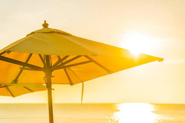 Prachtige Tropische Natuur Parasol Stoel Met Palmboom Rond Strand Zee — Stockfoto