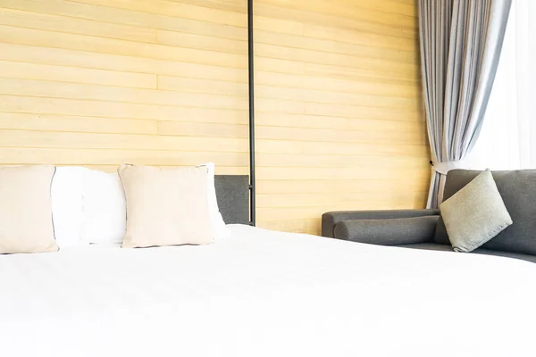 Vit Bekväm Kudde Sängen Dekoration Interiör Bäddsoffa Hotellanläggningen — Stockfoto