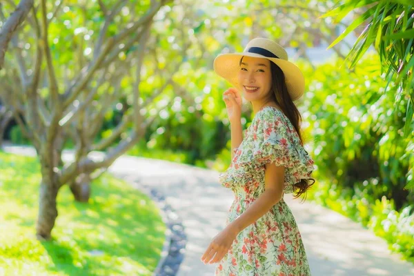 Retrato Hermosa Joven Asiática Mujer Caminando Con Feliz Disfrutar Alrededor — Foto de Stock