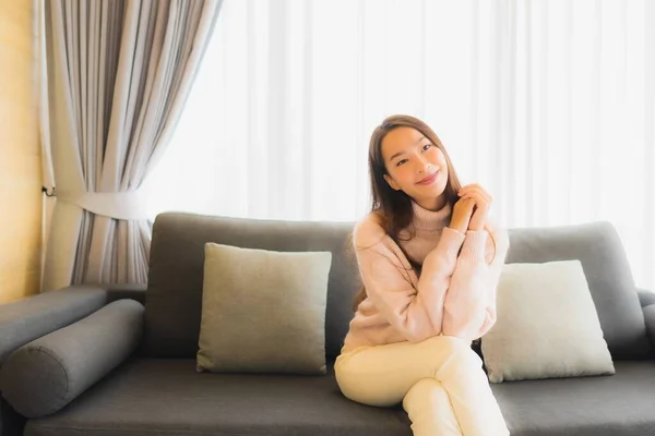 Retrato Hermosa Joven Asiática Mujer Sentarse Sofá Silla Para Relajarse —  Fotos de Stock