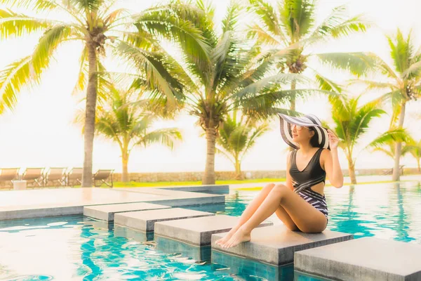 Retrato Bela Jovem Mulher Asiática Relaxar Redor Piscina Livre Hotel — Fotografia de Stock