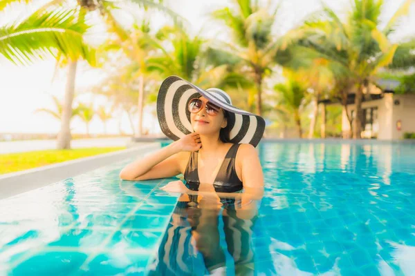 Retrato Bela Jovem Mulher Asiática Relaxar Redor Piscina Livre Hotel — Fotografia de Stock