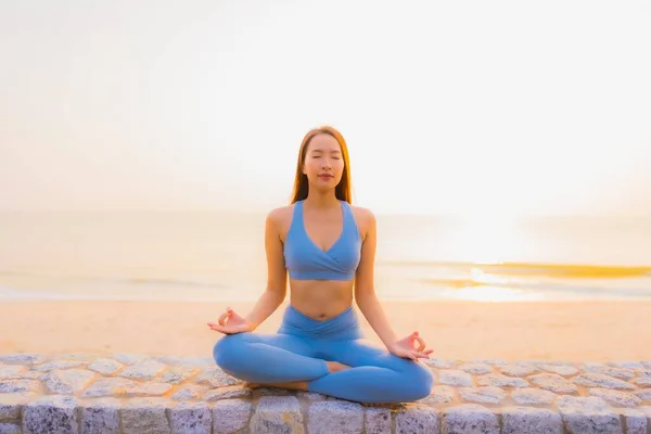 Retrato Joven Asiático Mujer Hacer Meditación Alrededor Mar Playa Océano — Foto de Stock