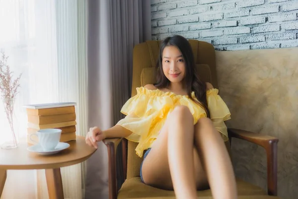 Портрет Молодой Азиатской Женщины Сидеть Диване Кресло Читать Книгу Чашкой — стоковое фото