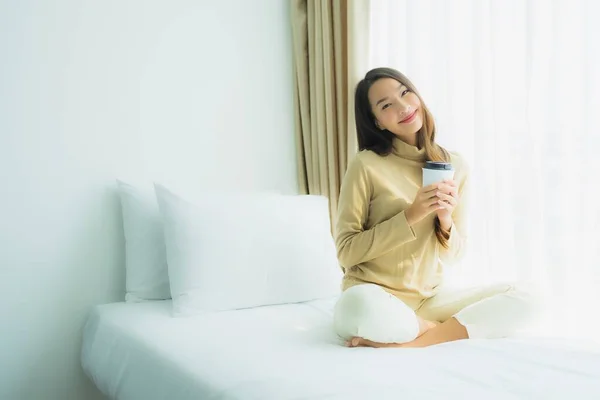 Joven Mujer Asiática Con Taza Café Cama Interior Del Dormitorio —  Fotos de Stock