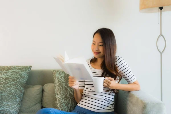 Retrato Hermosa Joven Asiático Mujeres Lectura Libro Con Taza Café — Foto de Stock