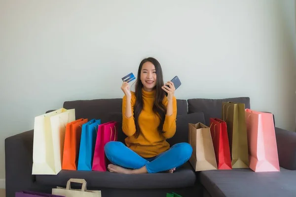 Retrato Joven Mujer Asiática Usando Computadora Portátil Con Teléfono Móvil — Foto de Stock