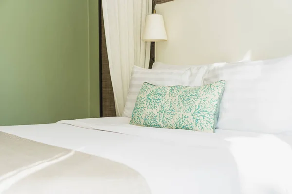 Blanco Almohada Cómoda Decoración Cama Interior Del Dormitorio —  Fotos de Stock