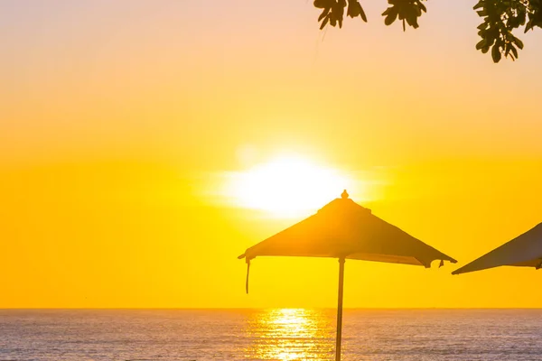 Schöner Tropischer Außenstrand Meer Ozean Mit Sonnenschirm Und Chiar Rund — Stockfoto