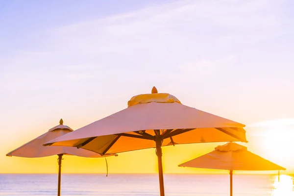 Schöne Tropische Natur Sonnenschirmstuhl Mit Palme Rund Strand Meer Meer — Stockfoto