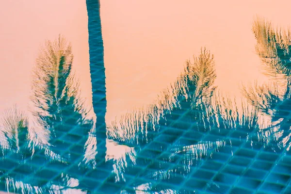 酒店度假胜地近岸的海滩上 有着美丽的棕榈树环绕室外游泳池的自然美景 — 图库照片