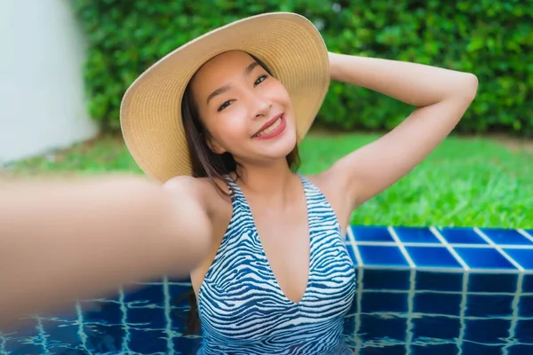Porträtt Vacker Ung Asiatisk Kvinna Glad Leende Koppla Runt Utomhus — Stockfoto