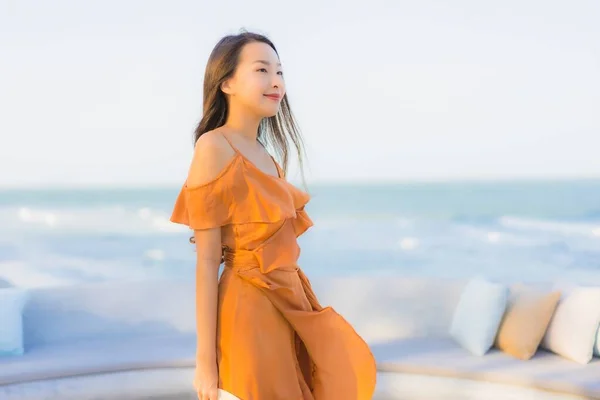 Portret Piękna Młoda Azjatycka Kobieta Szczęśliwy Uśmiech Wokół Morza Ocean — Zdjęcie stockowe