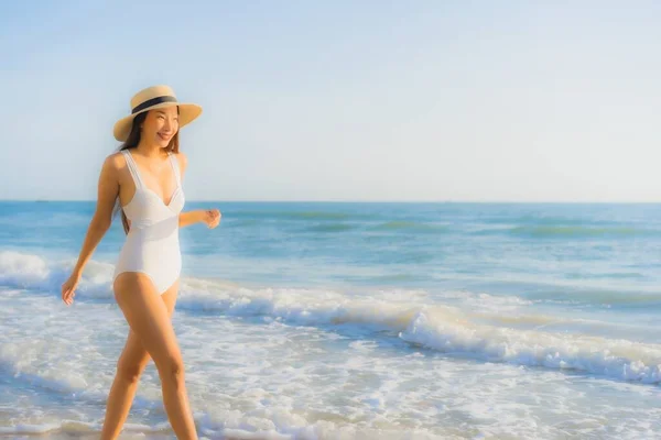 Porträtt Vacker Ung Asiatisk Kvinna Glad Leende Runt Havet Strand — Stockfoto