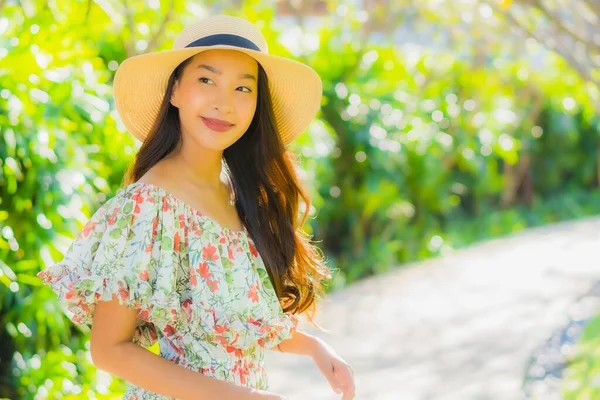 亚洲年轻貌美的女子快乐地走在户外花园的景色下 — 图库照片