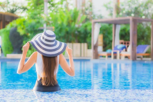 Mooi Portret Jonge Aziatische Vrouw Gelukkig Glimlach Ontspannen Rond Zwembad — Stockfoto