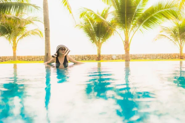 Retrato Bela Jovem Mulher Asiática Relaxar Redor Piscina Livre Hotel — Fotografia de Stock