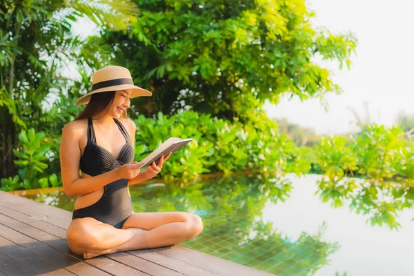 Portrait Schöne Junge Asiatische Frau Entspannen Schwimmbad Hotel Resort Für — Stockfoto