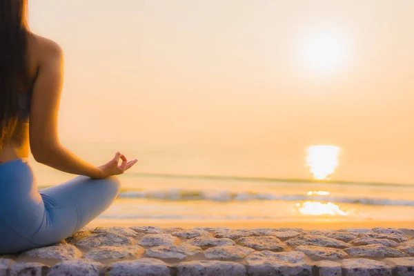 Portré Fiatal Ázsiai Nem Meditáció Körül Tenger Tengerpart Óceán Napkeltekor — Stock Fotó