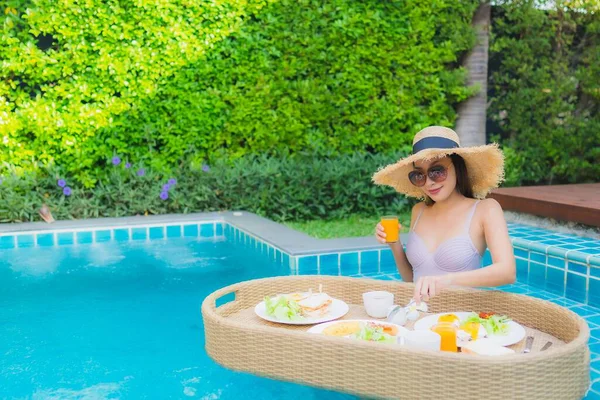 Ritratto Giovane Donna Asiatica Sorriso Felice Godere Con Vassoio Colazione — Foto Stock