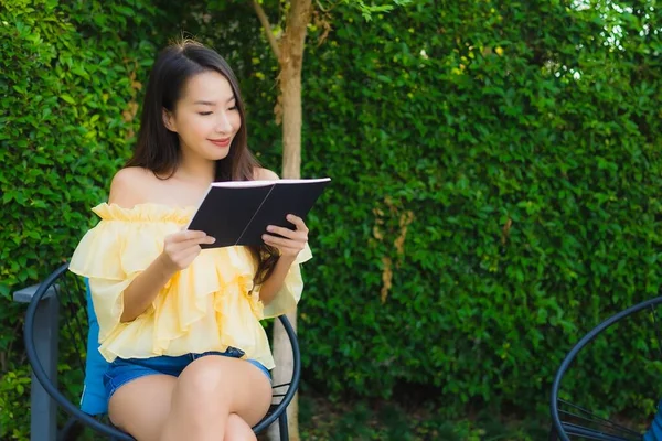 Giovane Donna Asiatica Leggere Libro Intorno Giardino Esterno Vista Natura — Foto Stock