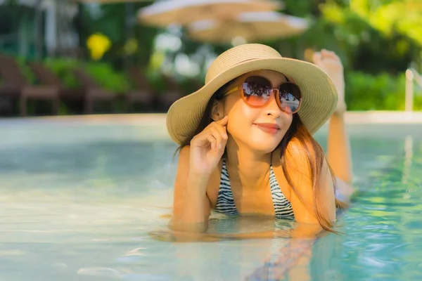 Krásné Mladé Asijské Ženy Šťastný Úsměv Relaxovat Kolem Venkovního Bazénu — Stock fotografie