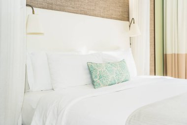 Yatak odasının iç dekorasyonunda beyaz rahat yastık.