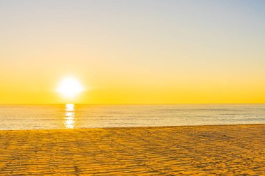 Günbatımlı ya da gün doğumlu güzel tropikal doğa deniz okyanusu