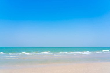 Plaj denizinin güzel tropikal doğası Mavi gökyüzü seyahat tatili için