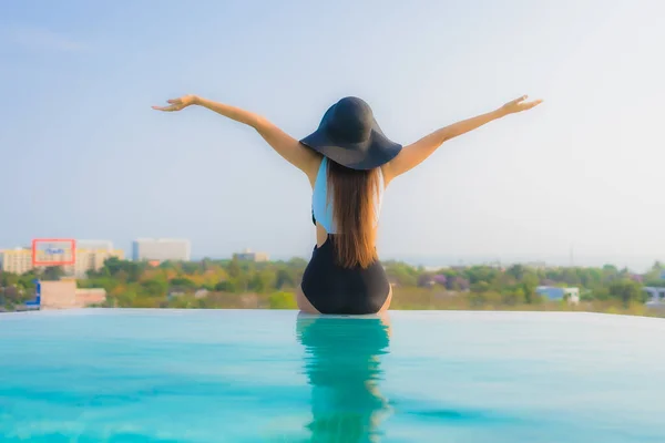 Retrato Bonito Jovem Asiático Mulher Feliz Sorriso Relaxar Redor Piscina — Fotografia de Stock