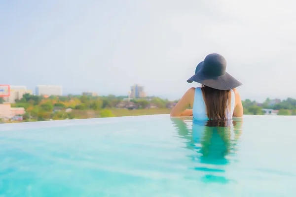 Portrait Belle Jeune Femme Asiatique Sourire Heureux Détendre Autour Piscine — Photo