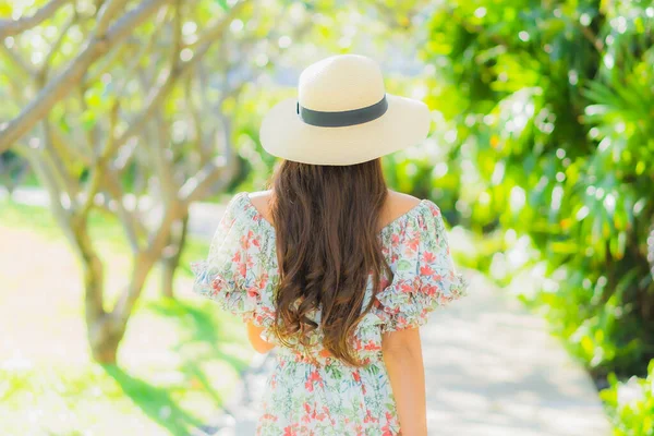 Retrato Hermosa Joven Asiática Mujer Caminando Con Feliz Disfrutar Alrededor — Foto de Stock