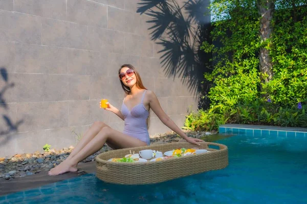 Retrato Joven Mujer Asiática Feliz Sonrisa Disfrutar Con Bandeja Desayuno —  Fotos de Stock